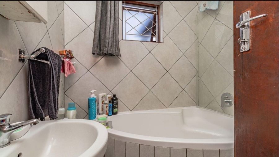 5 Bedroom Property for Sale in Denneoord Western Cape
